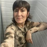 Profesora en diseño de moda, con experiencia en talleres del ámbito textil